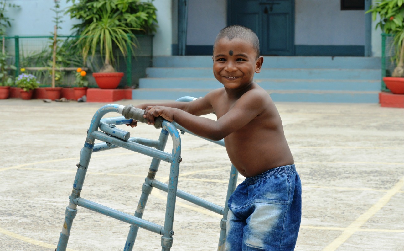 Uno dei 50 bambini di Baruipur con disabilità fisiche e mentali aiutati da Fondazione L'Albero della Vita
