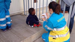 Una volontaria delle Misericordie a Casa Lampedusa, progetto finanziato tramite il crowdfunding