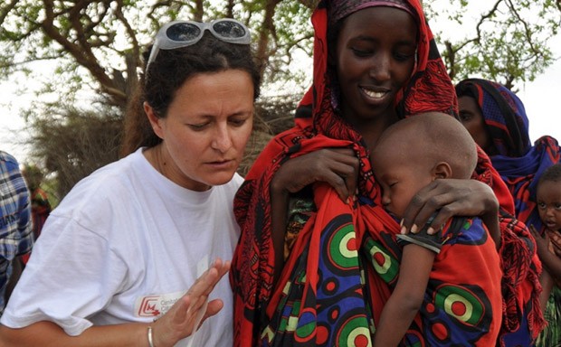 Il Comitato di Collaborazione Medica ha lanciato il progetto di crowdfunding "sorrisi di madri africane". Nella foto un'operatrice in Africa