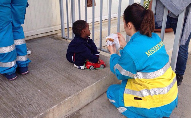Una volontaria delle Misericordie a Casa Lampedusa, progetto finanziato tramite il crowdfunding
