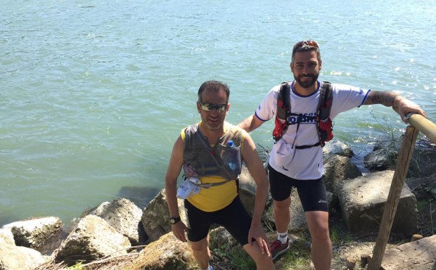 Gianluca Oliva e l'amico Antonio Di Dato sulle rive del Po per l'iniziativa di raccolta fondi Fiume di solidarietà